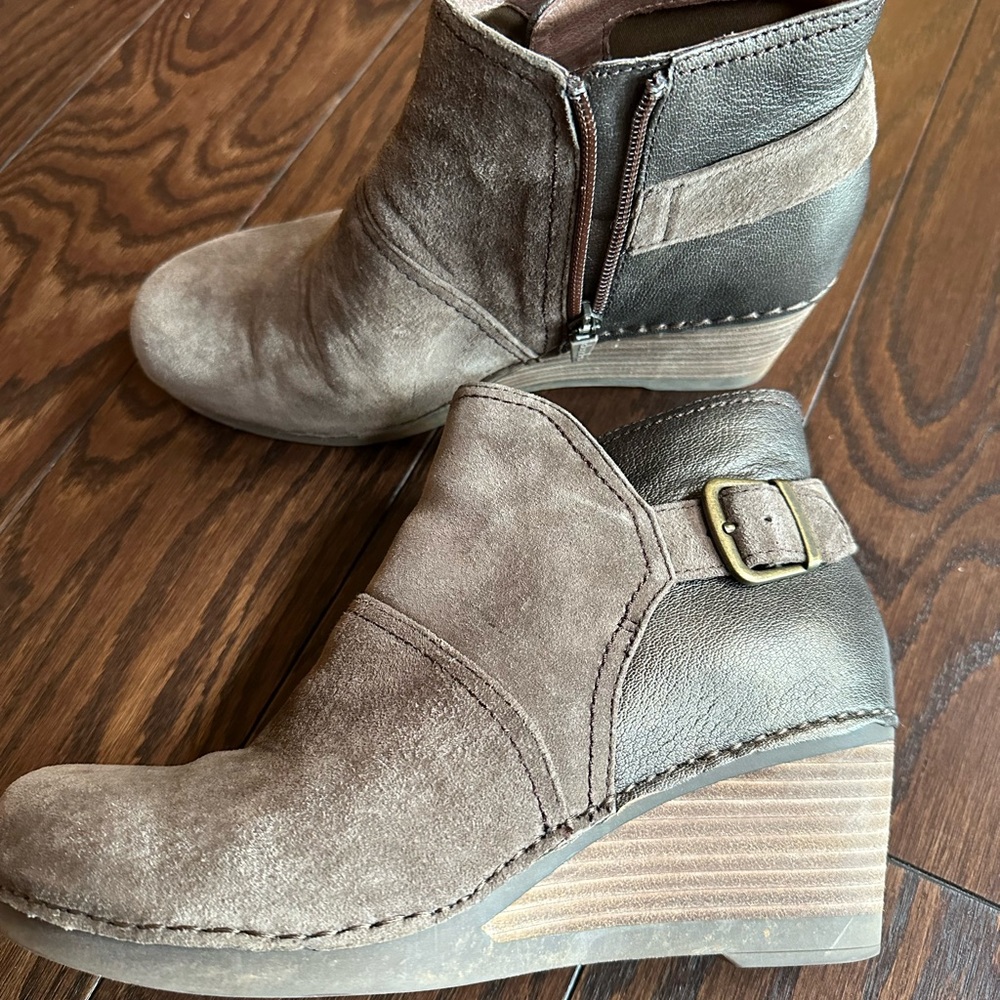 Size 38 Dansko Stylish Brown Ankle Boots